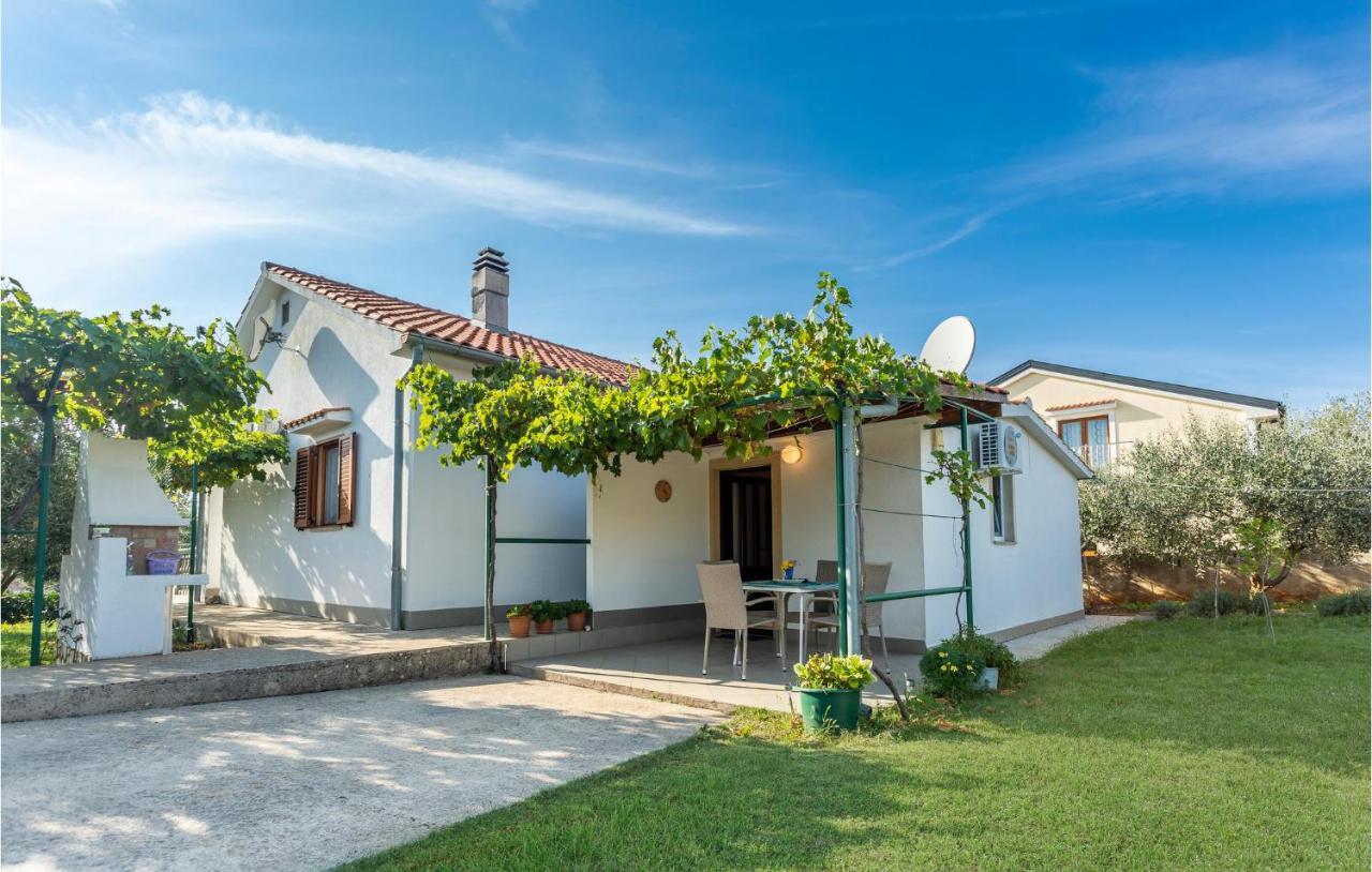 1 Bedroom Beautiful Apartment In Linardici Bagian luar foto